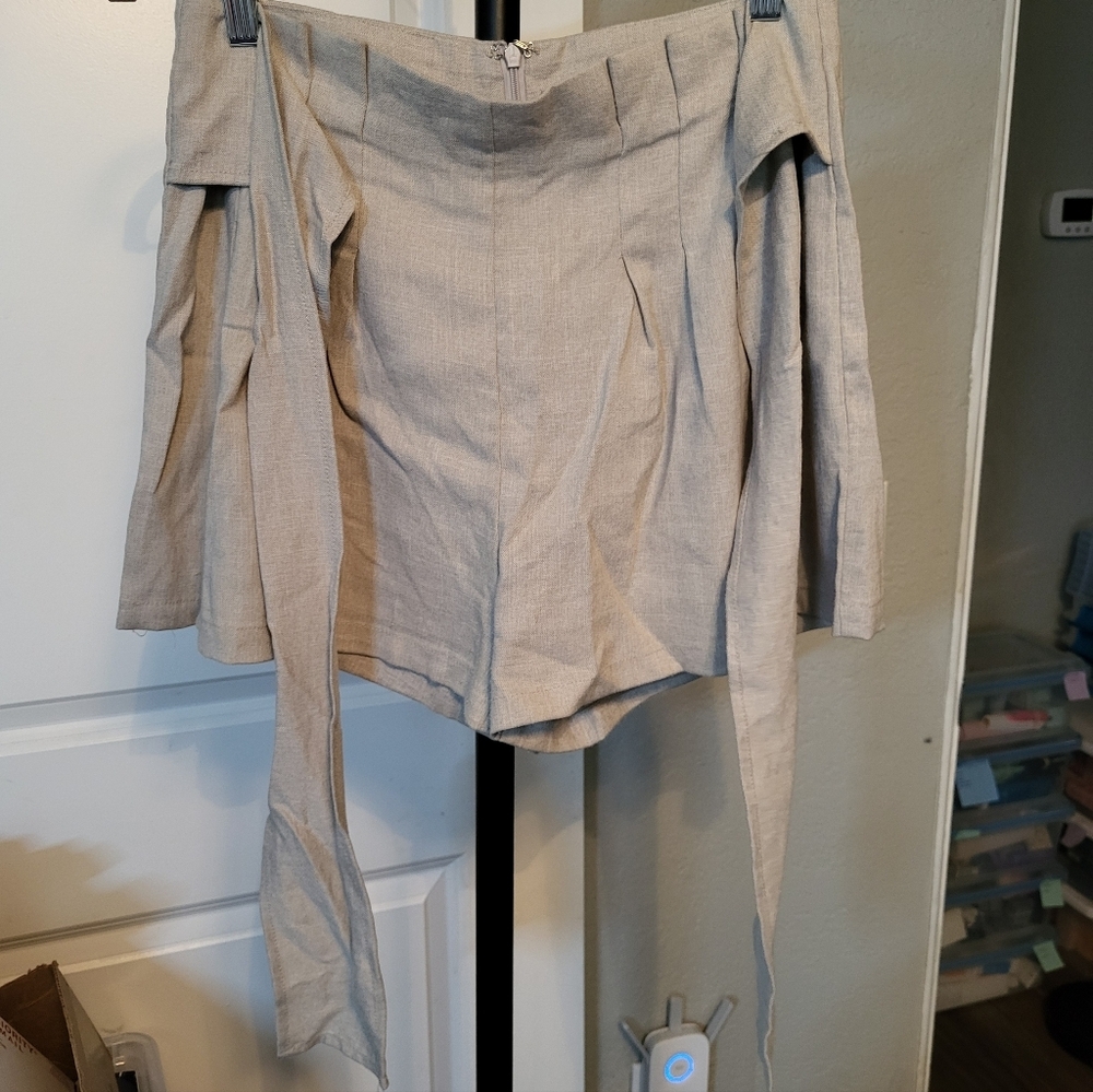 CLEARANCE! Women's Tan Pleated Shorts with Versatile Tie Detail, Large, Like New - Picture 5 of 8